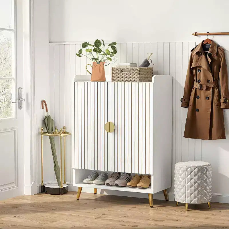 Meuble à chaussures 24 paires avec 7 niveaux et portes battantes – Finition bois blanc, accents dorés