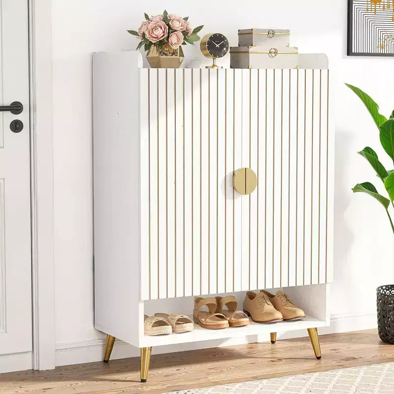 Meuble à chaussures 24 paires avec 7 niveaux et portes battantes – Finition bois blanc, accents dorés