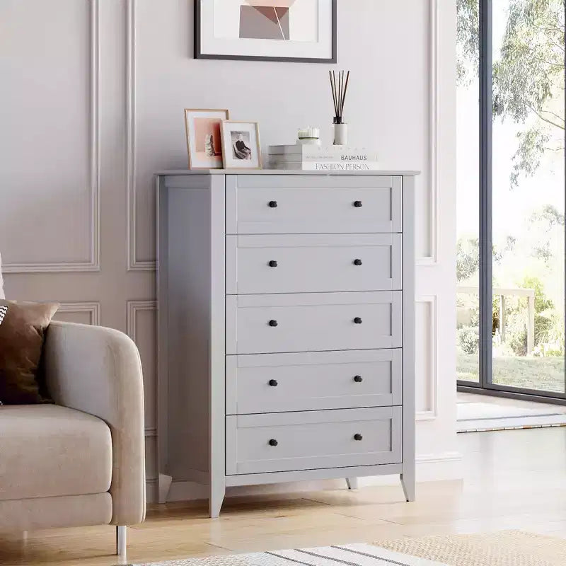 Commode haute à 5 tiroirs avec poignées rondes en nickel et kit anti-basculement – Bois blanc