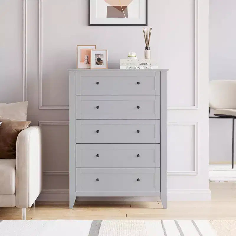 Commode haute à 5 tiroirs avec poignées rondes en nickel et kit anti-basculement – Bois blanc