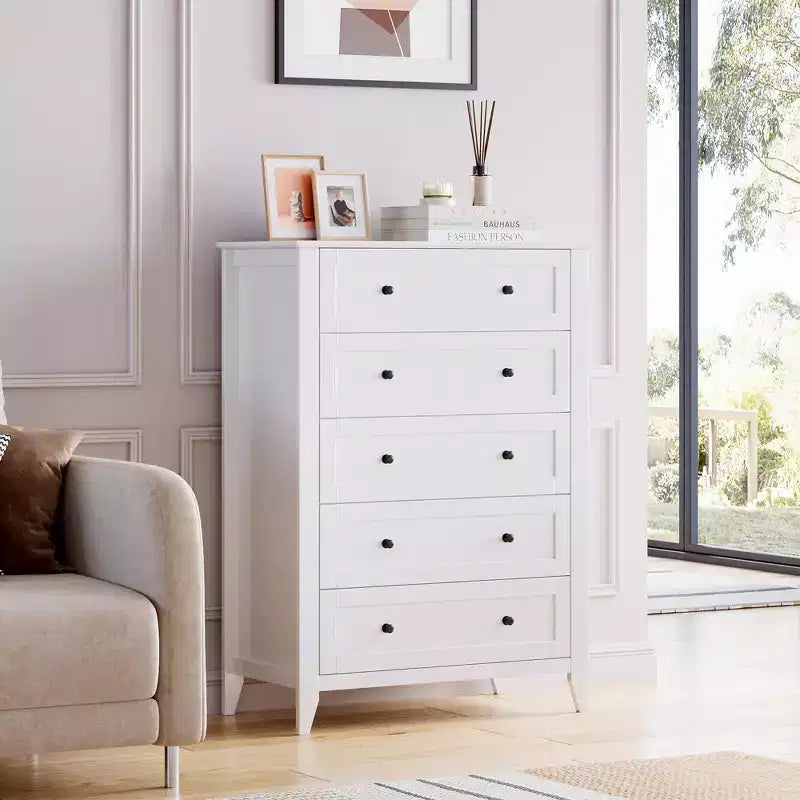 Commode haute à 5 tiroirs avec poignées rondes en nickel et kit anti-basculement – Bois blanc