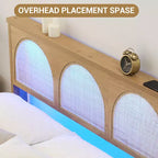 Lit plateforme bohème avec tête de lit en rotin, lumières LED et étagères de rangement – Naturel