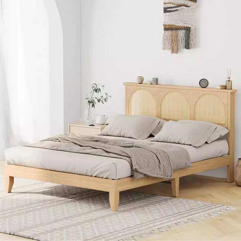Lit plateforme bohème avec tête de lit en rotin, lumières LED et étagères de rangement – Naturel
