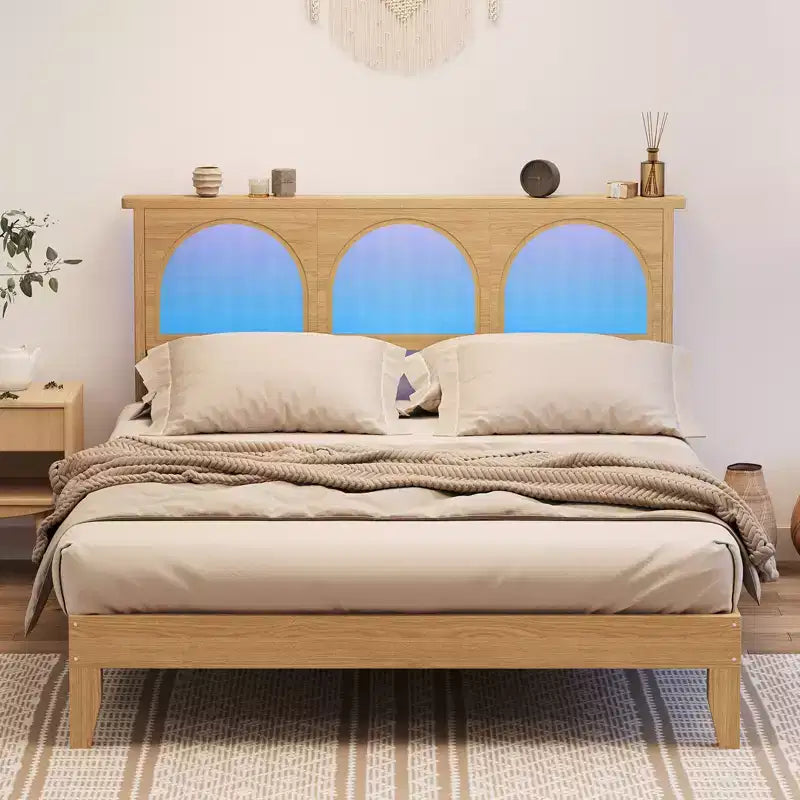 Lit plateforme bohème avec tête de lit en rotin, lumières LED et étagères de rangement – Naturel