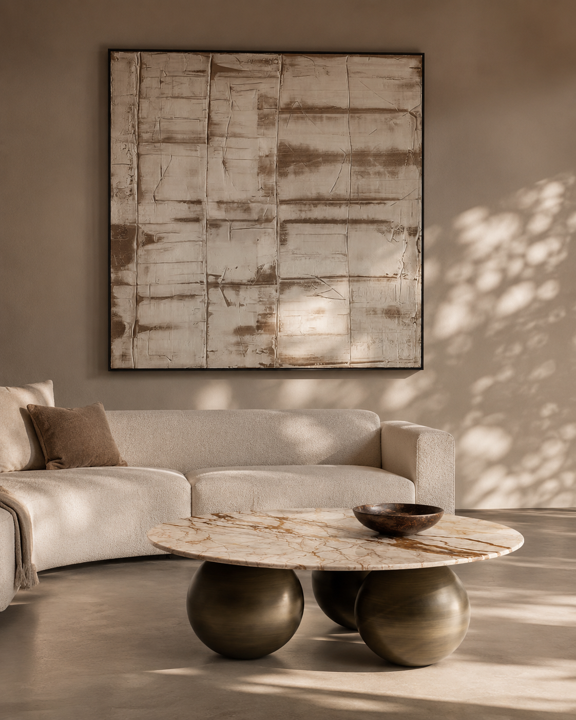 Table basse en marbre doré avec base sphérique en bronze