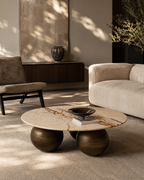 Table basse en marbre doré avec base sphérique en bronze