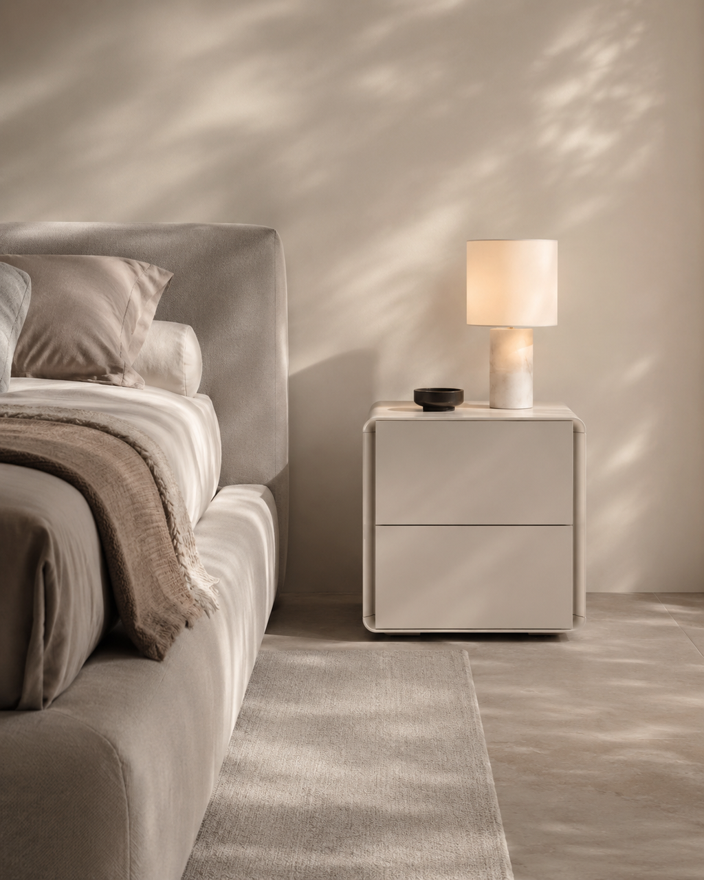 Table de chevet incurvée beige mat au design minimaliste