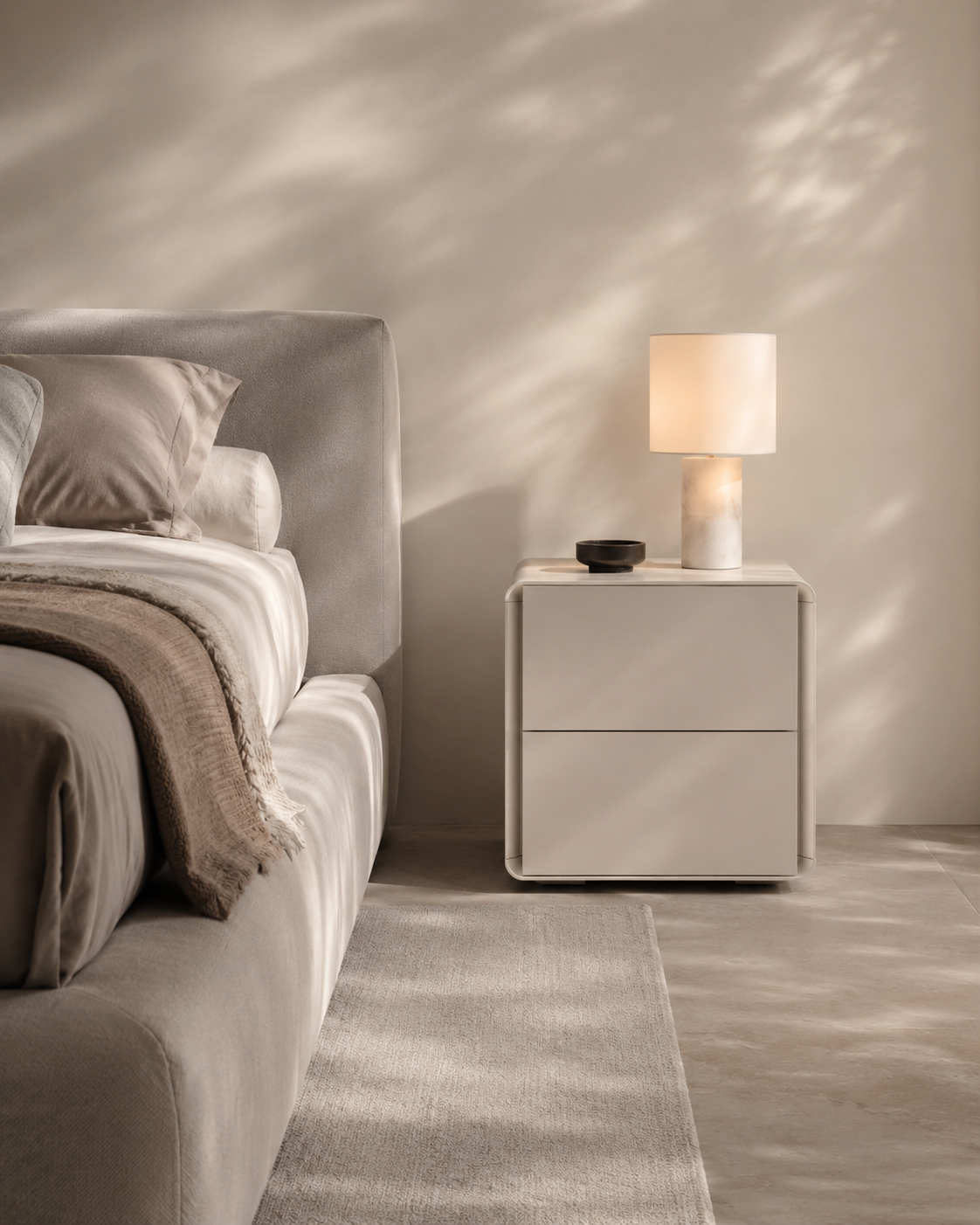Table de chevet incurvée beige mat au design minimaliste
