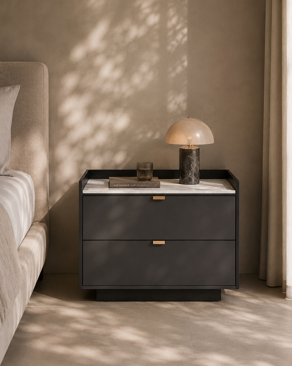 Table de chevet en céramique effet marbre blanc avec façades anthracite et poignées en laiton