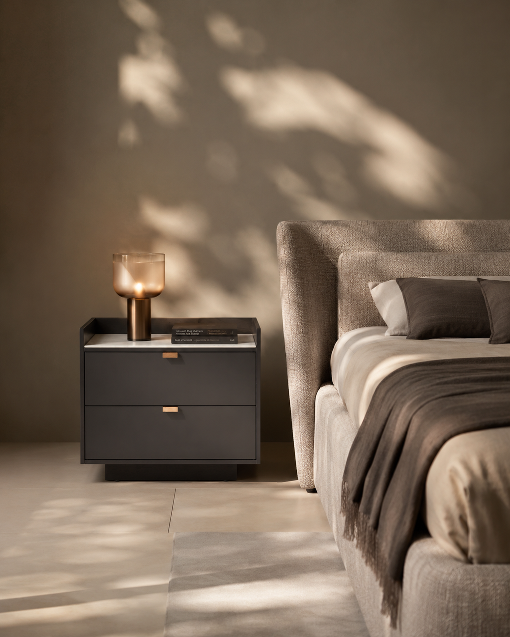 Table de chevet en céramique effet marbre blanc avec façades anthracite et poignées en laiton