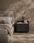 Table de chevet en céramique effet marbre blanc avec façades anthracite et poignées en laiton