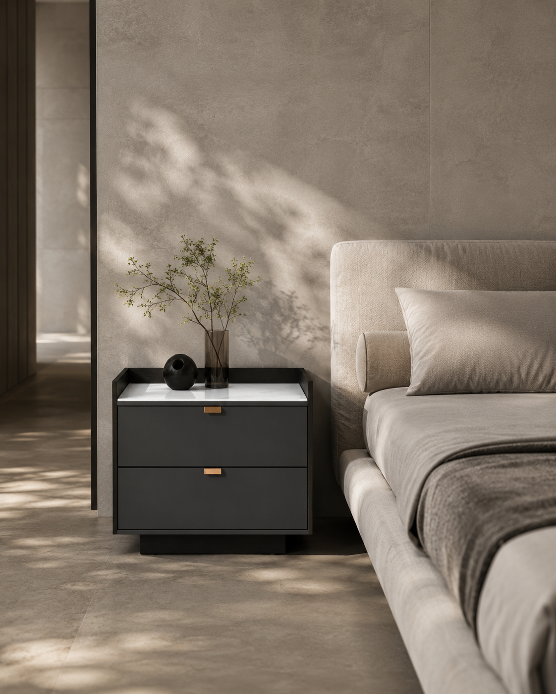 Table de chevet en céramique effet marbre blanc avec façades anthracite et poignées en laiton