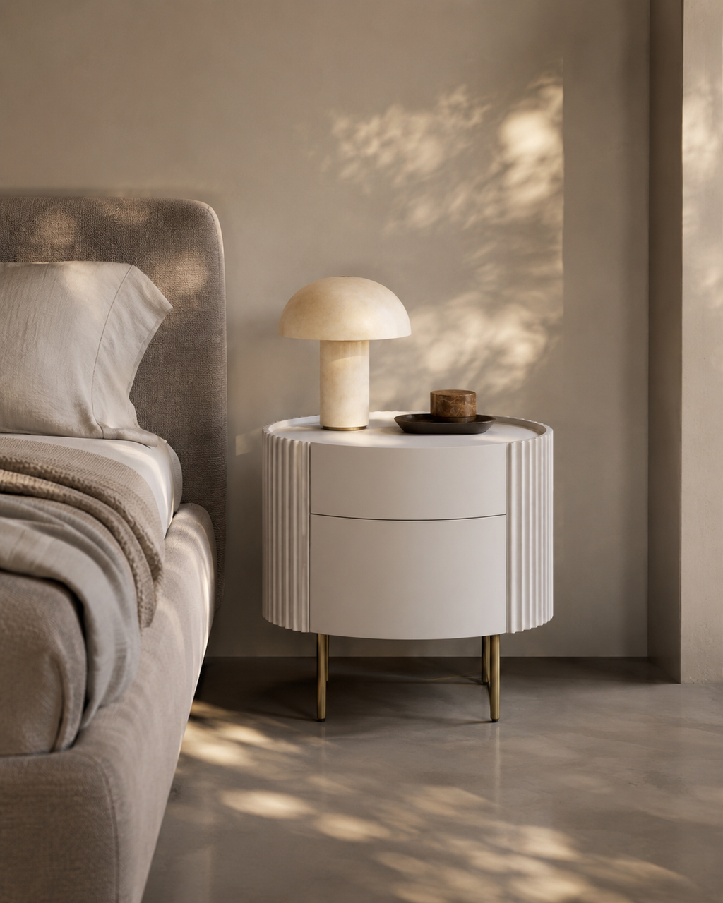 Table de chevet laquée beige avec pieds en laiton et détails côtelés