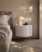 Table de chevet laquée beige avec pieds en laiton et détails côtelés