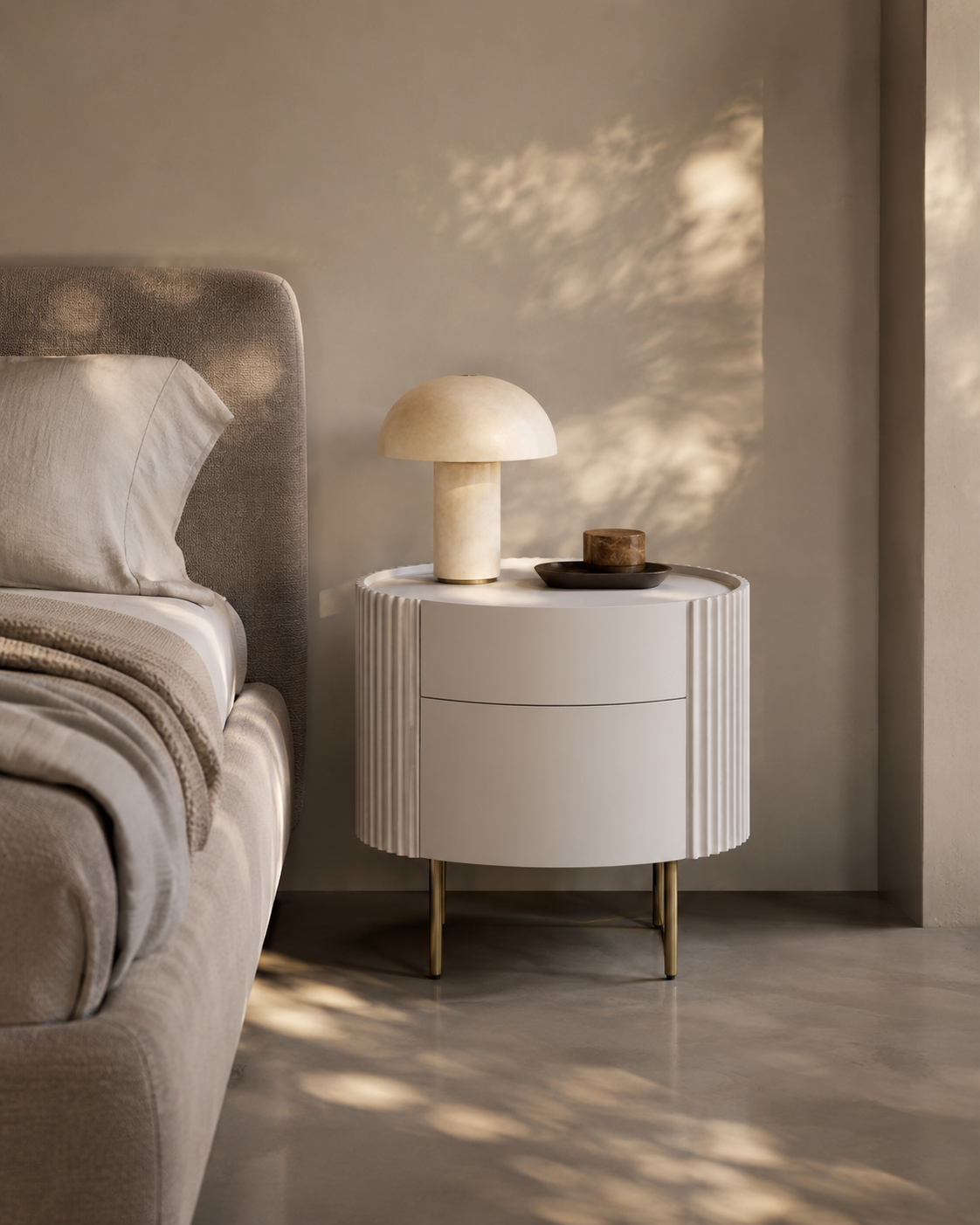 Table de chevet laquée beige avec pieds en laiton et détails côtelés