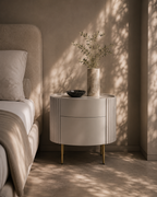Table de chevet laquée beige avec pieds en laiton et détails côtelés