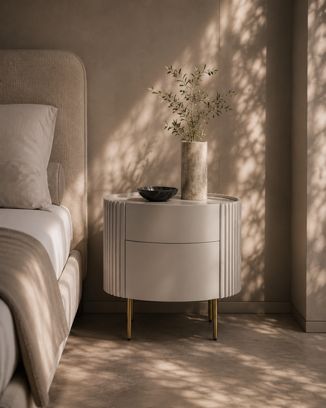 Table de chevet laquée beige avec pieds en laiton et détails côtelés