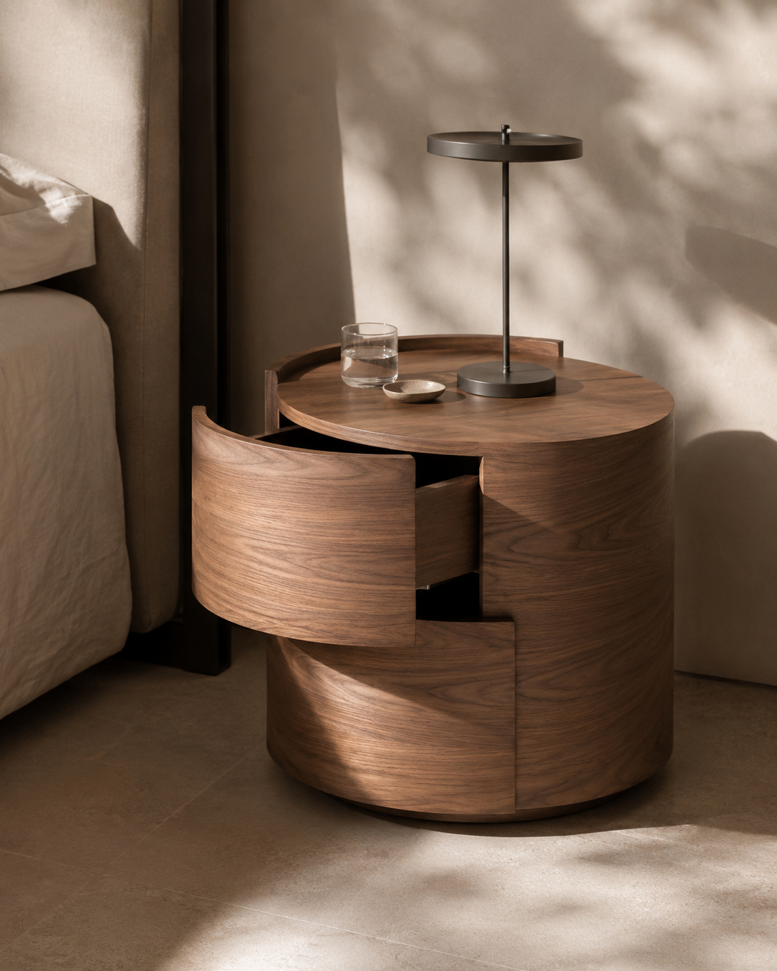 Table de chevet en placage de noyer avec tiroirs à fermeture douce et rebord – Paire