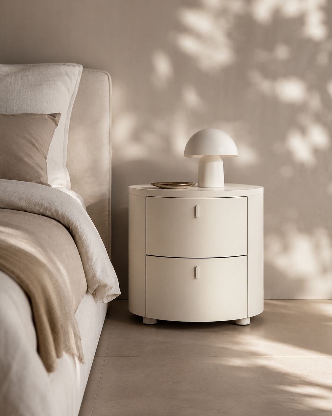 Table de chevet beige mat à bords arrondis avec tiroirs incurvés