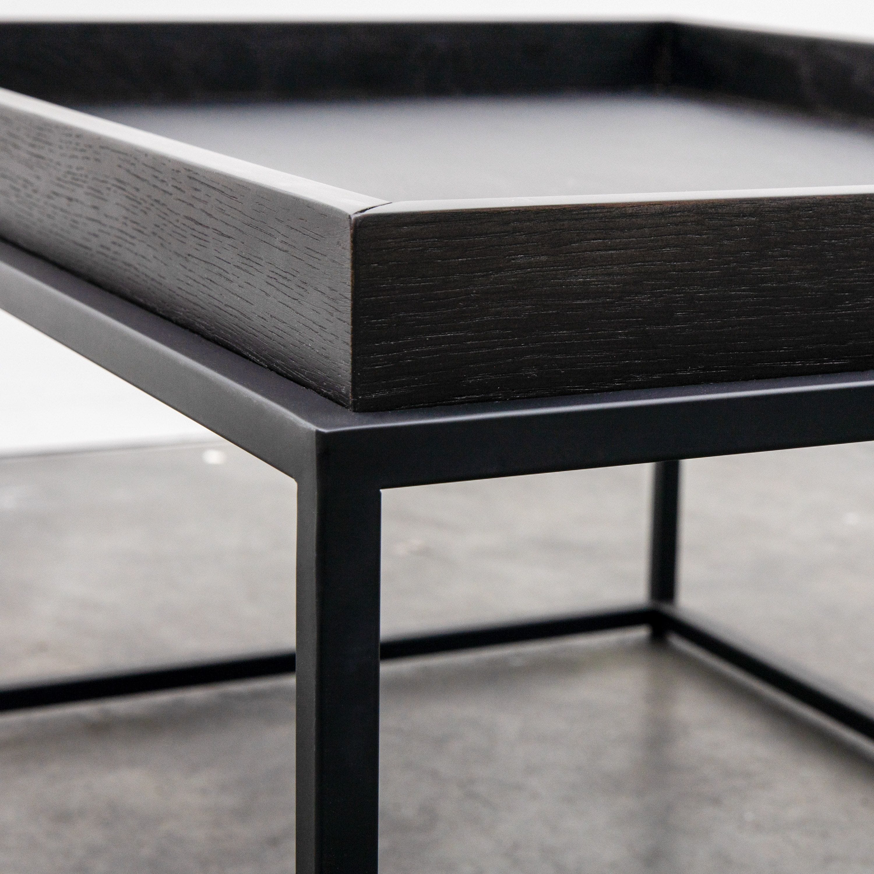 Table basse noire Mid-Century en chêne massif