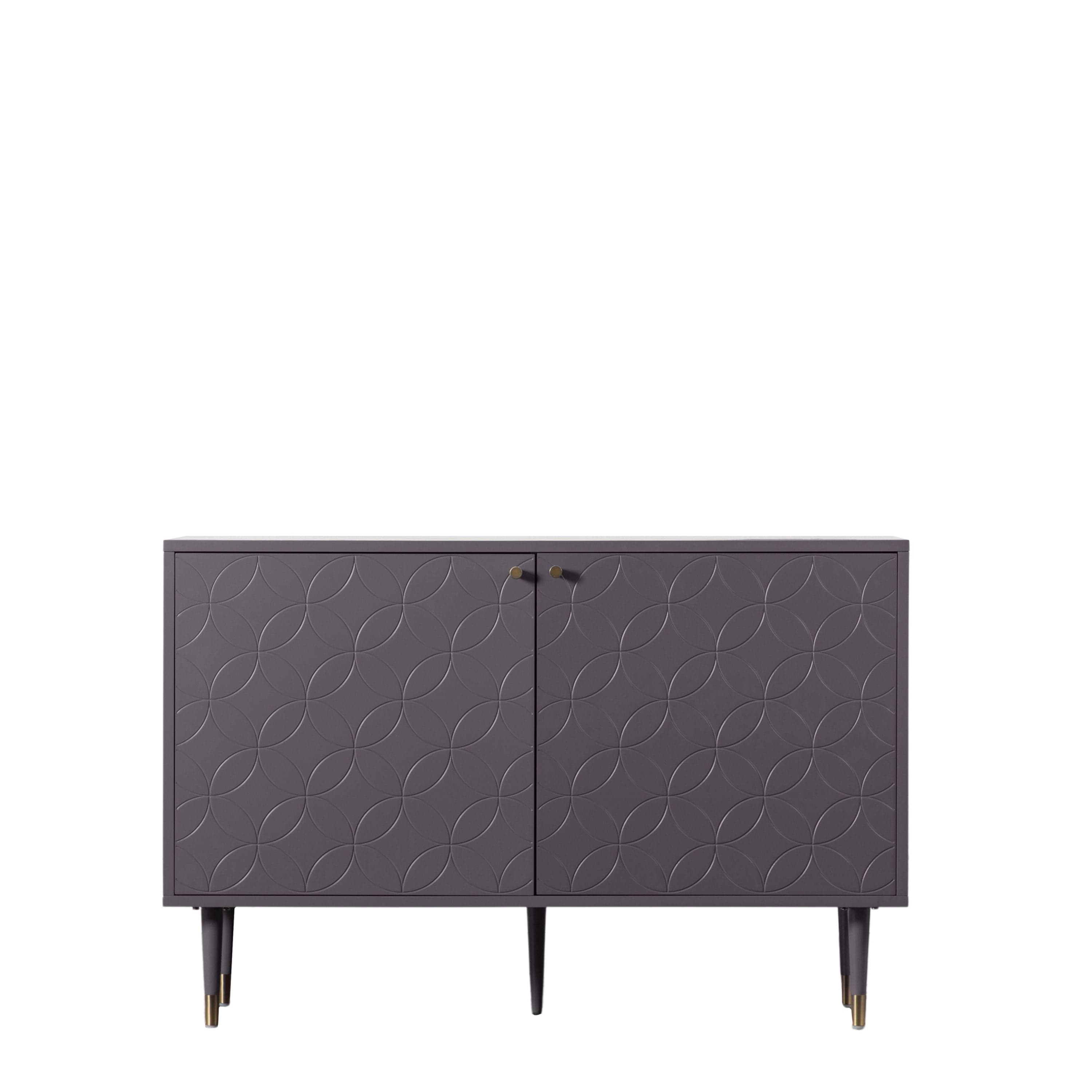Armoire grise 2 portes avec motif géométrique rainuré et poignées en laiton