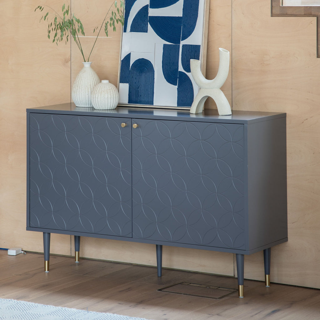 Armoire grise 2 portes avec motif géométrique rainuré et poignées en laiton