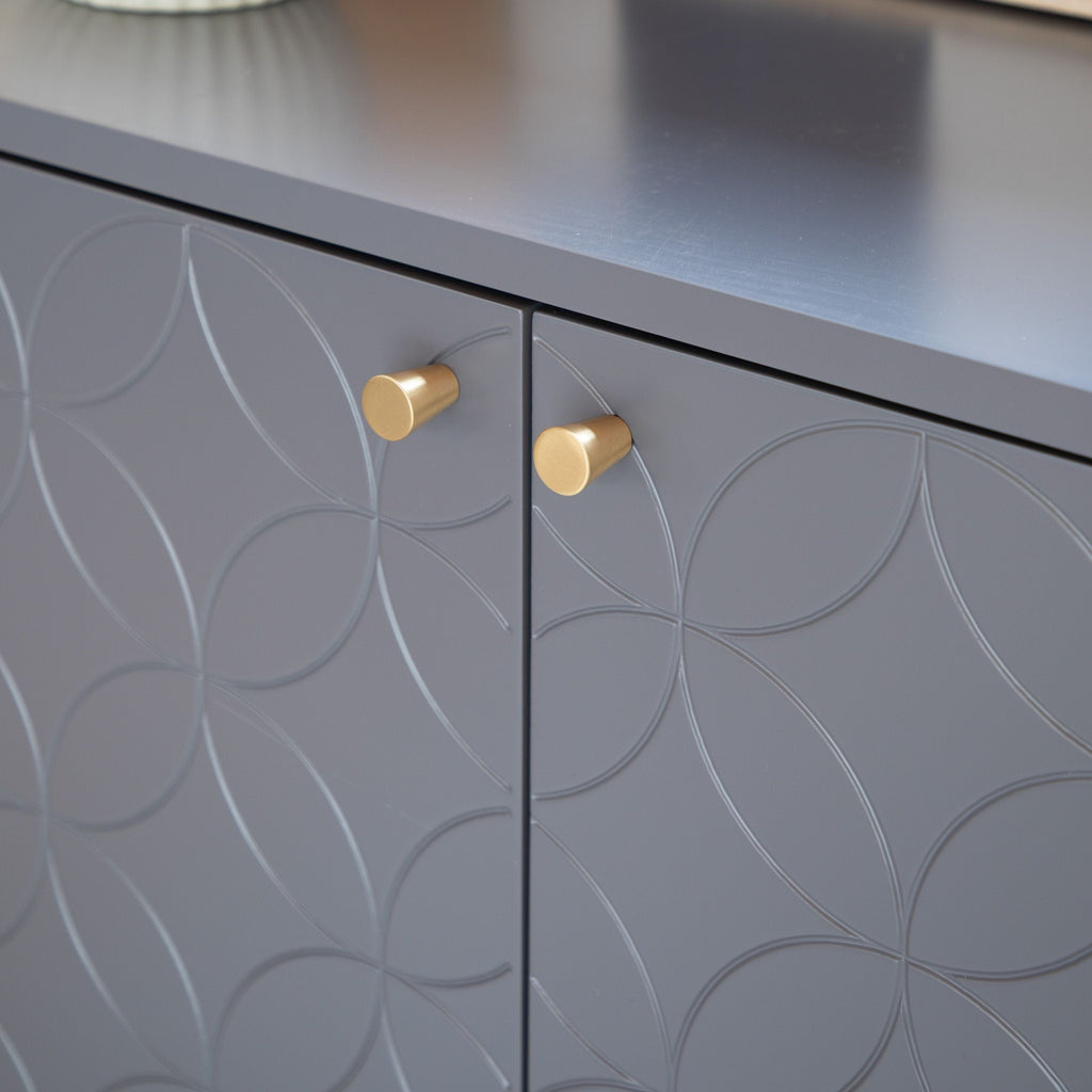 Armoire grise 2 portes avec motif géométrique rainuré et poignées en laiton