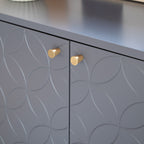 Armoire grise 2 portes avec motif géométrique rainuré et poignées en laiton