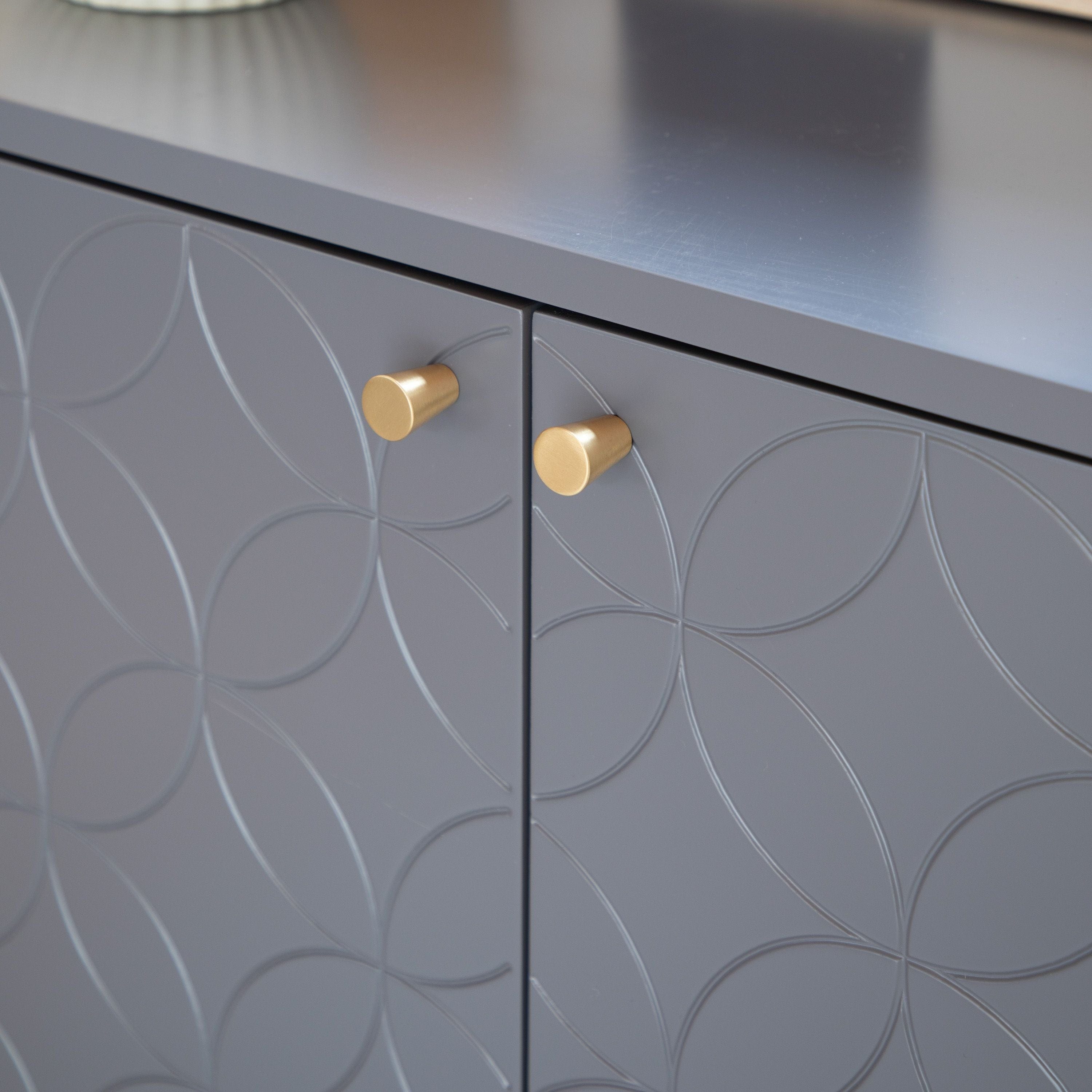 Armoire grise 2 portes avec motif géométrique rainuré et poignées en laiton