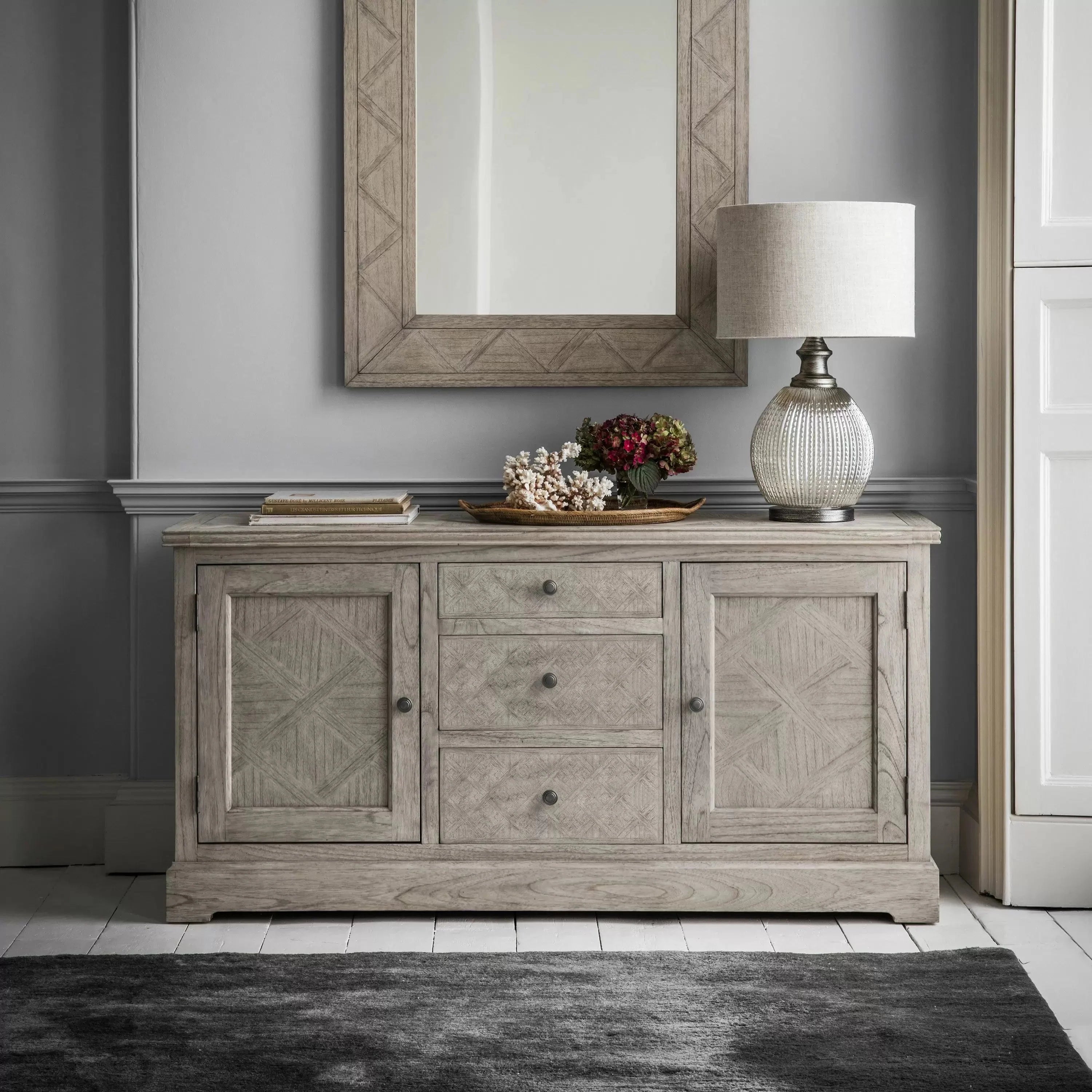 Buffet 2 portes, 3 tiroirs, incrustation de marqueterie et pieds fuseaux