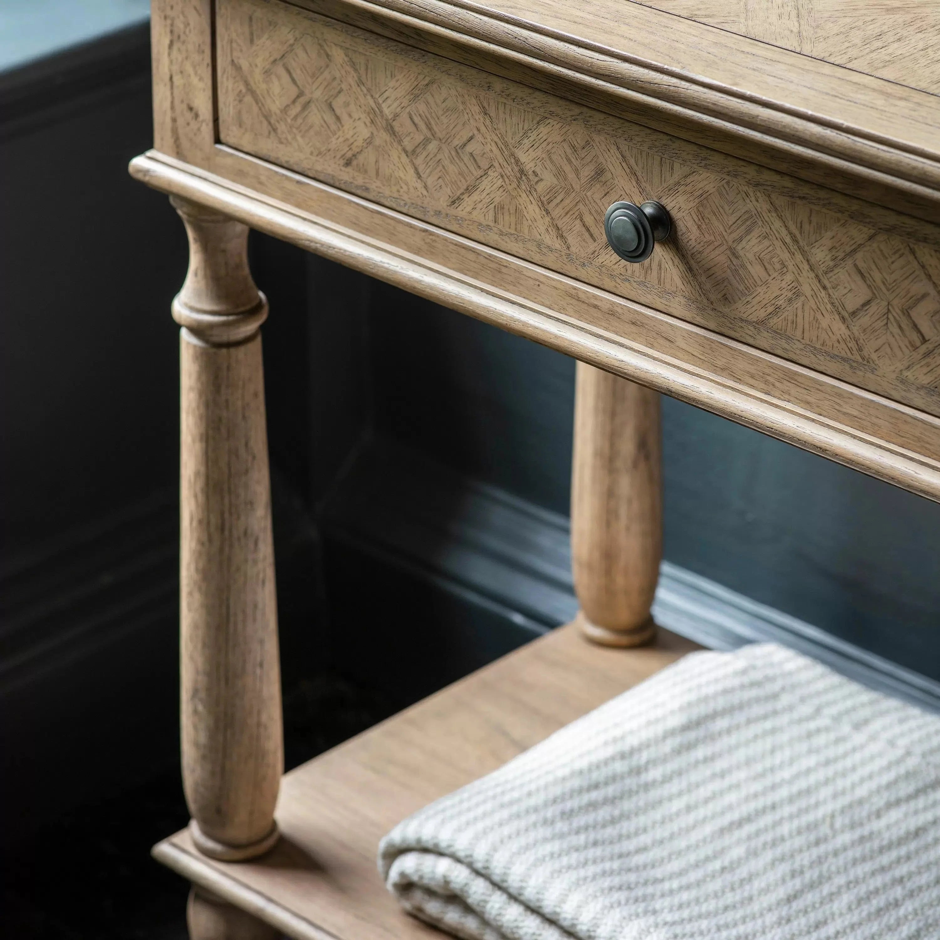 Console de chevet avec 2 tiroirs à incrustation en parquet et pieds tournés