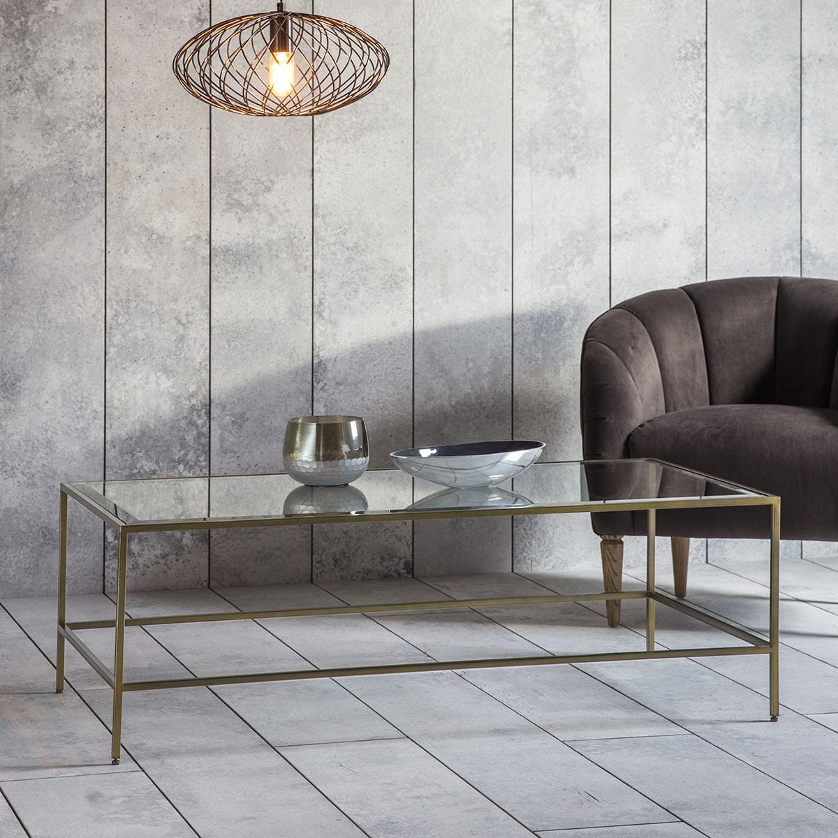 Table basse avec plateau en verre biseauté et piètement en métal bronze