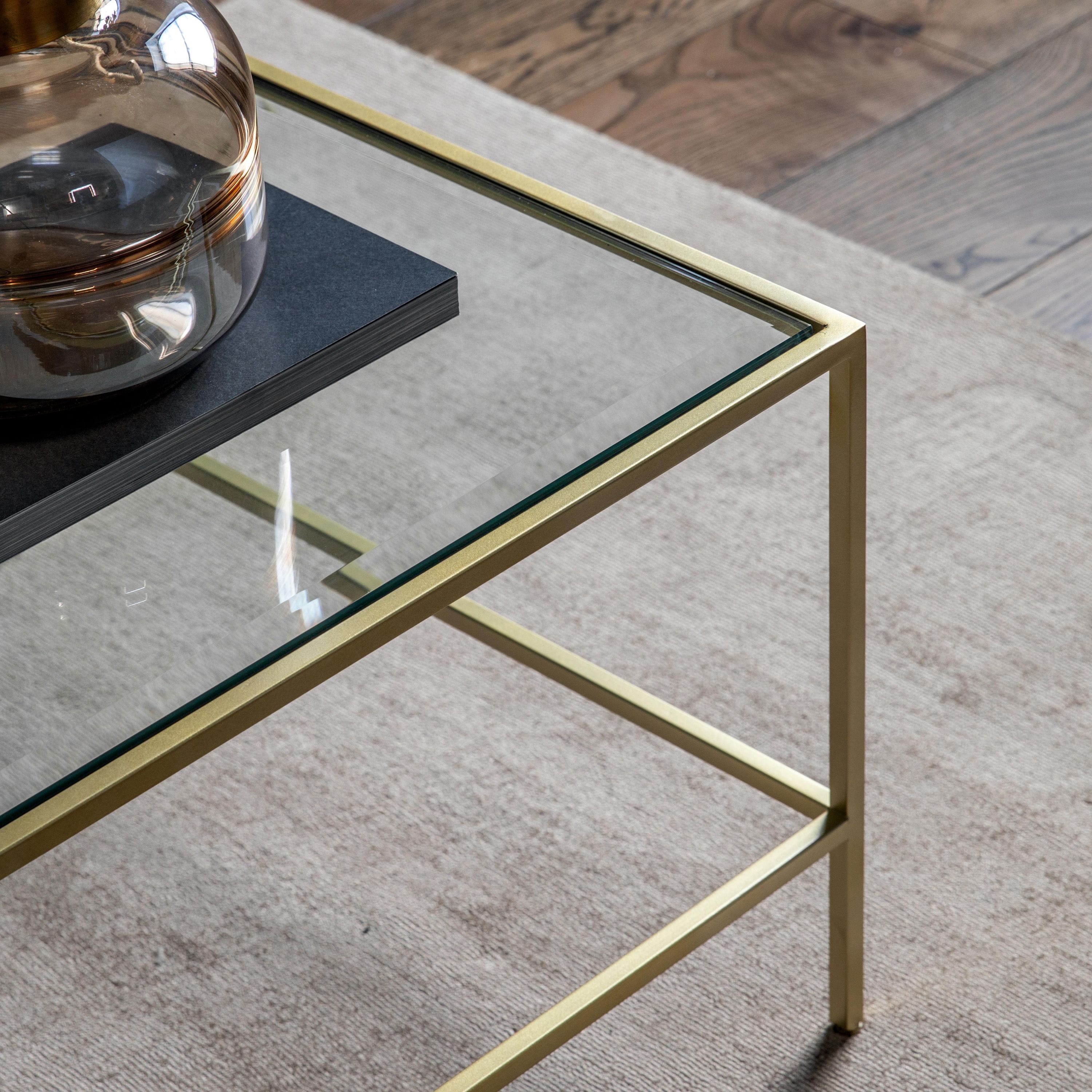 Table basse Champagne en métal avec plateau en verre biseauté