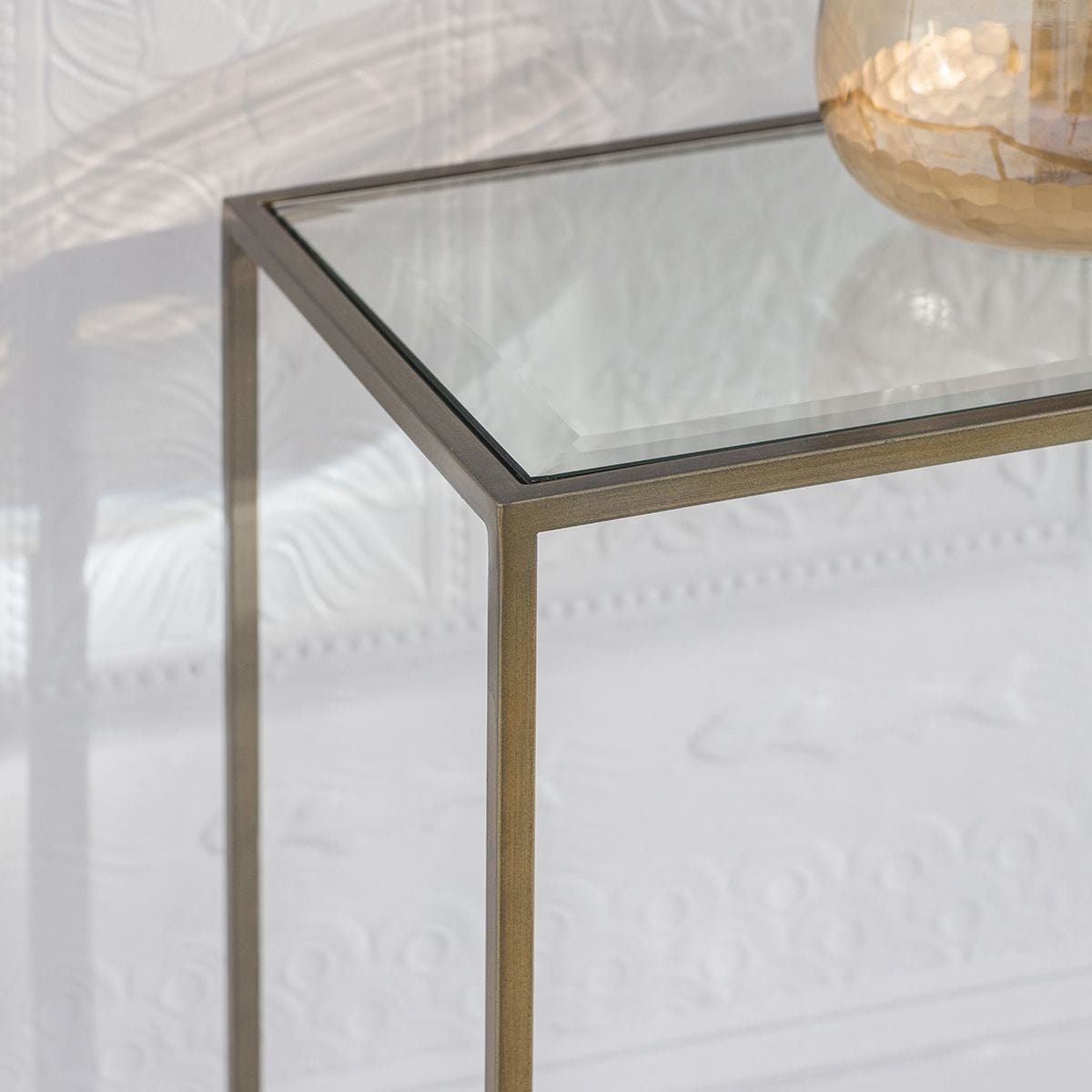 Console en métal bronze antique avec plateau en verre biseauté