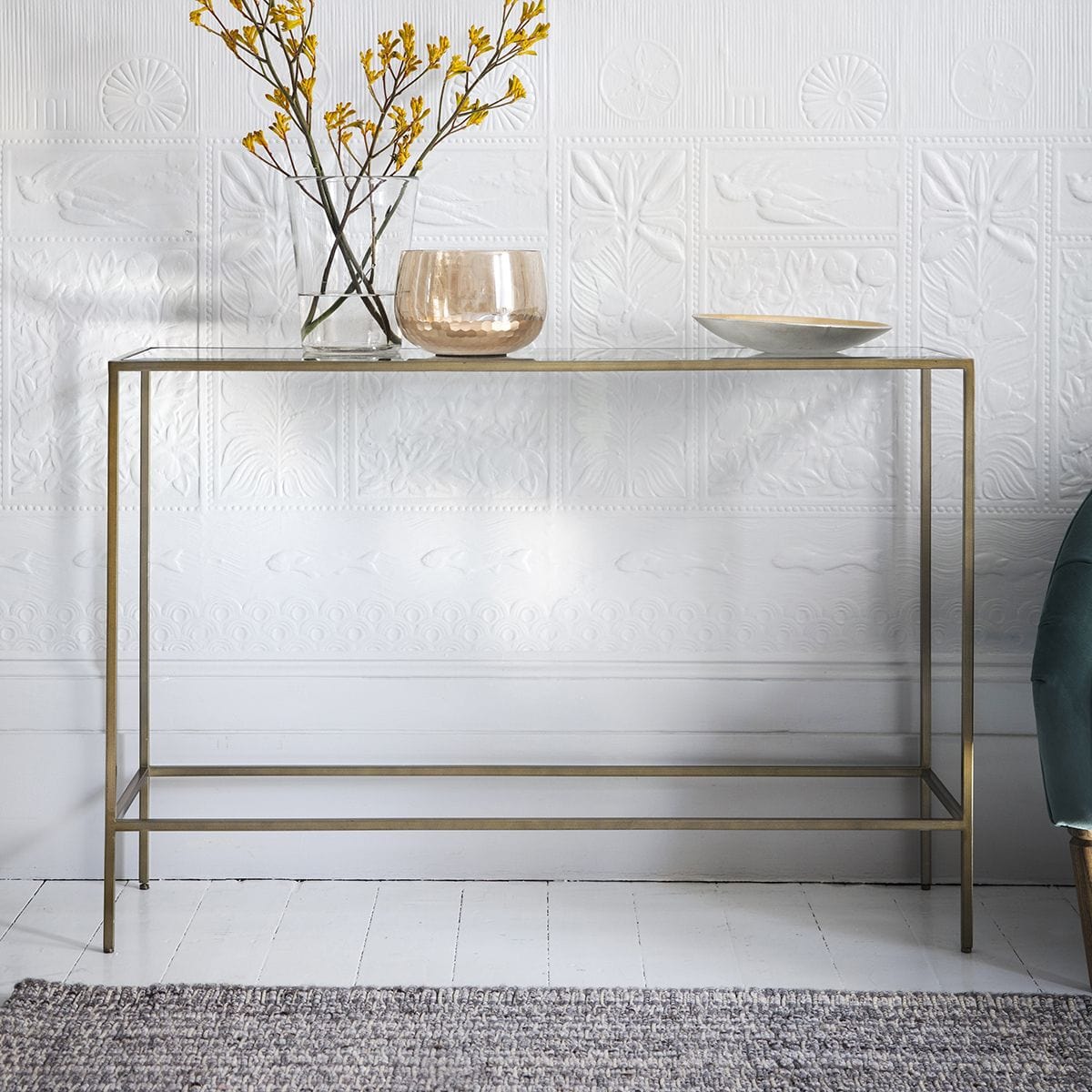 Console en métal bronze antique avec plateau en verre biseauté