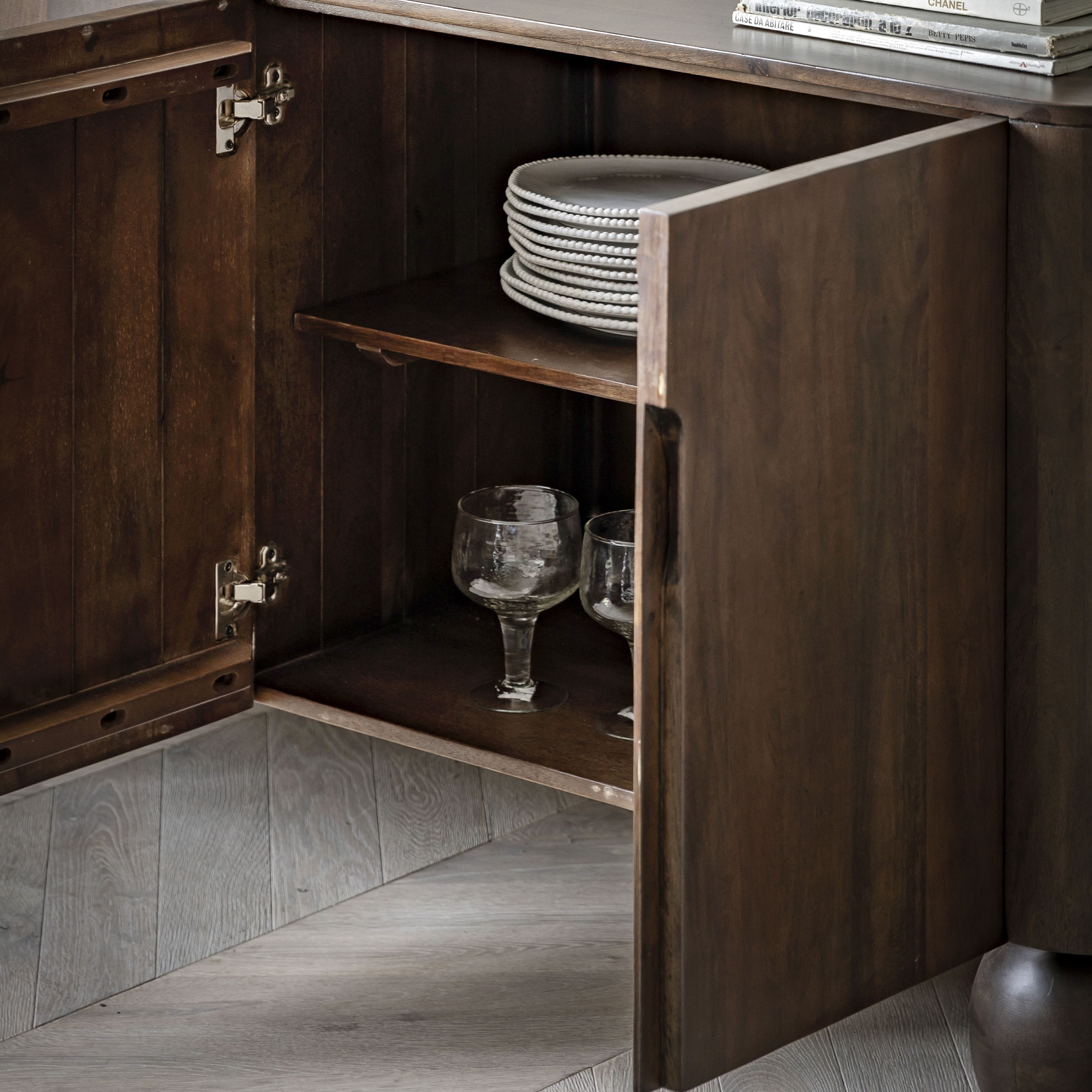 Buffet 4 portes en bois de manguier foncé avec motif en relief d'arches