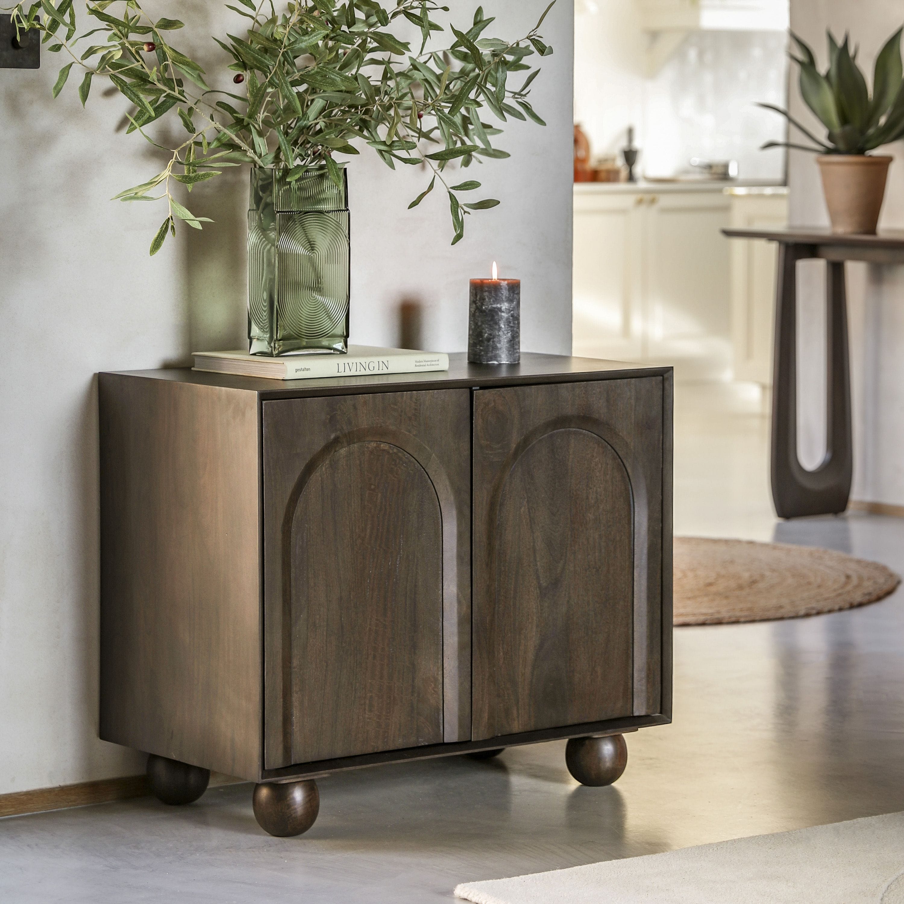Buffet 4 portes en bois de manguier foncé avec motif en relief d'arches