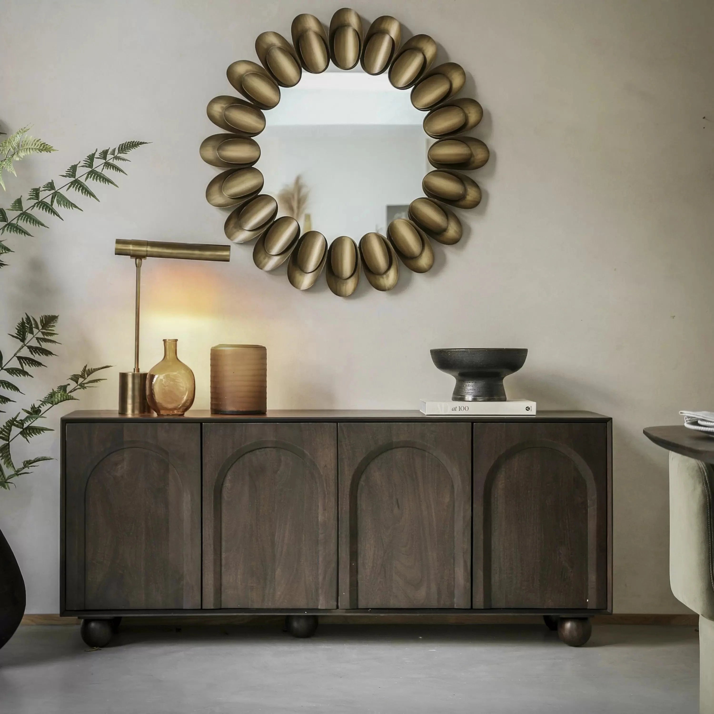 Buffet 4 portes en bois de manguier foncé avec motif en relief d'arches