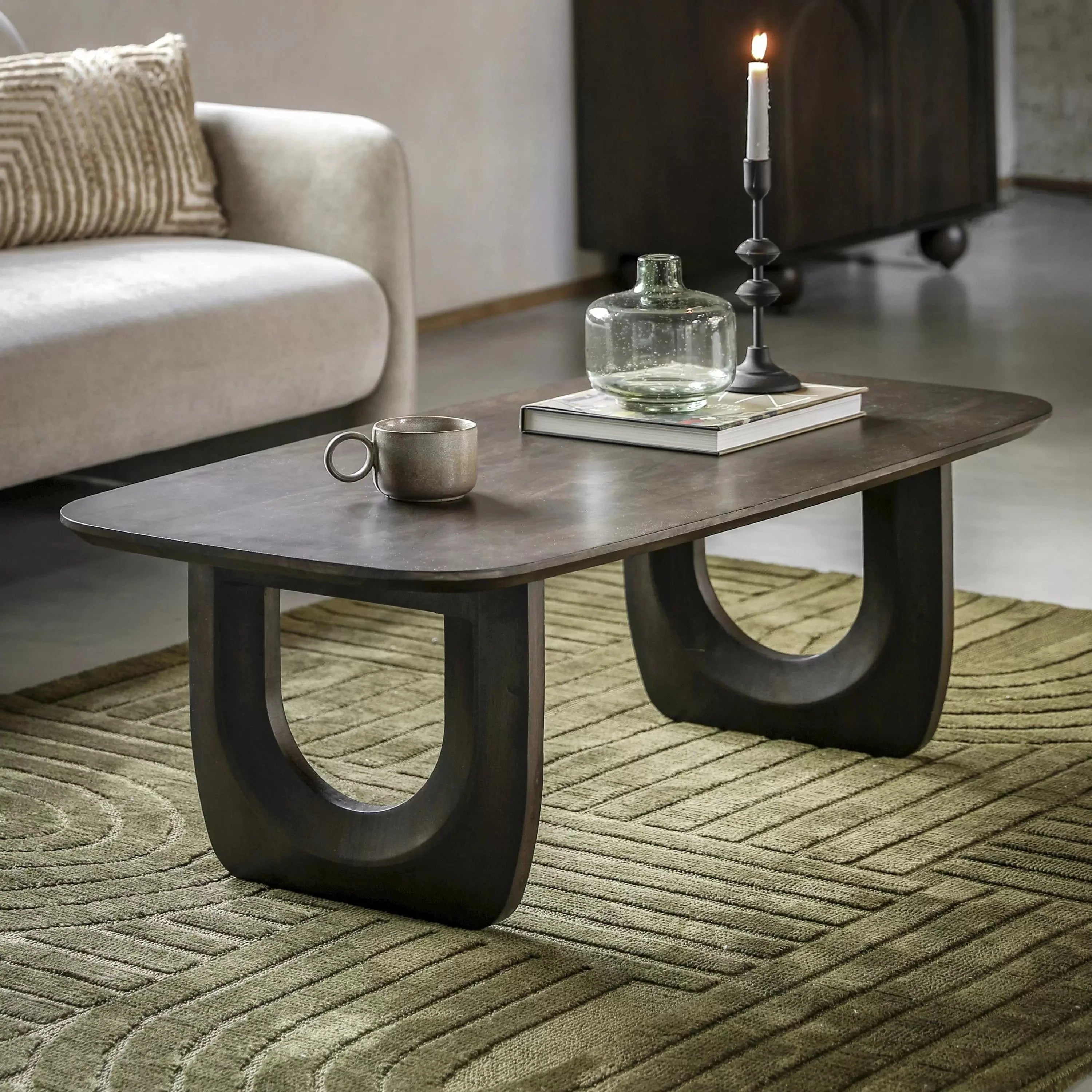 Table basse en manguier foncé d'inspiration années 70 avec pieds en forme de U