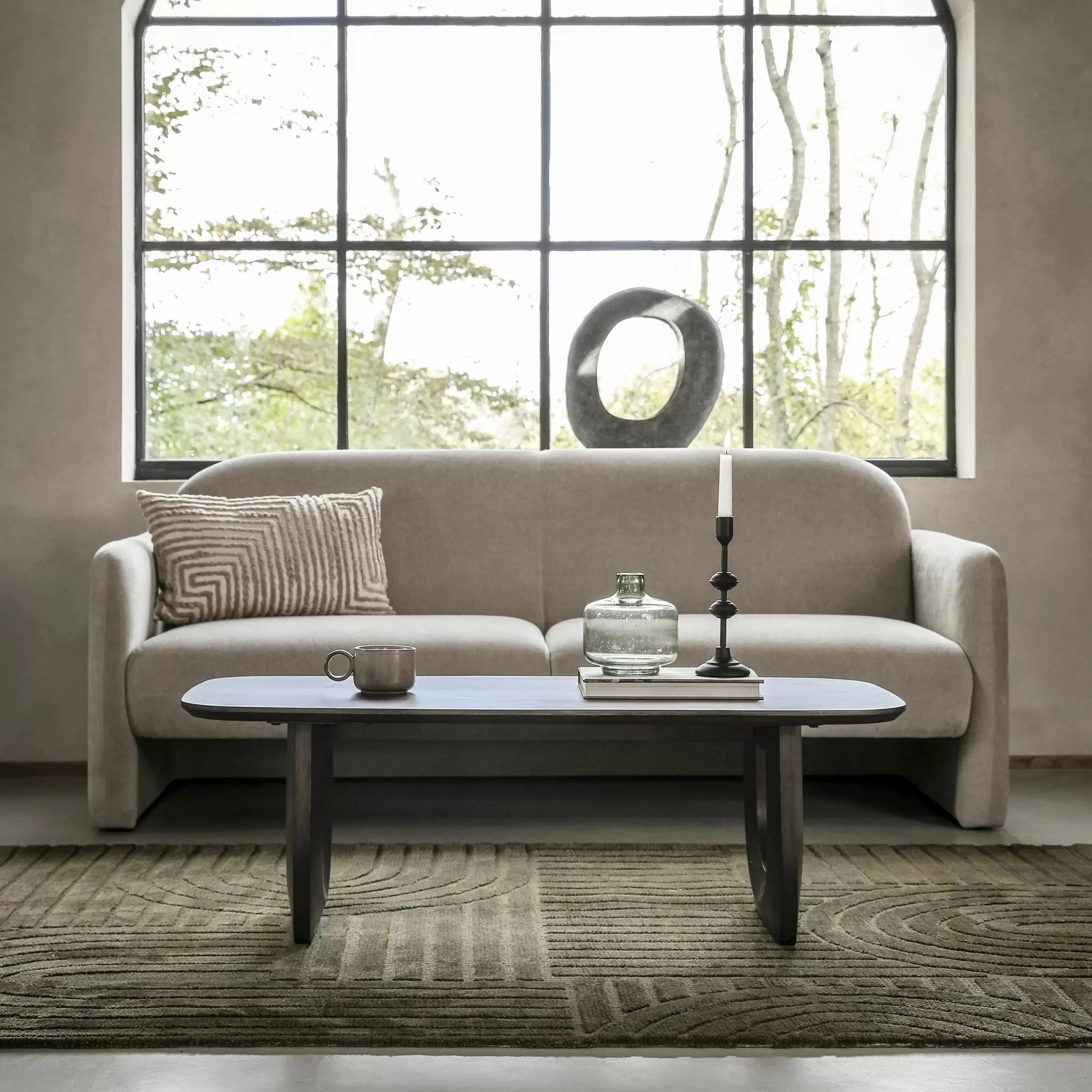 Table basse en manguier foncé d'inspiration années 70 avec pieds en forme de U