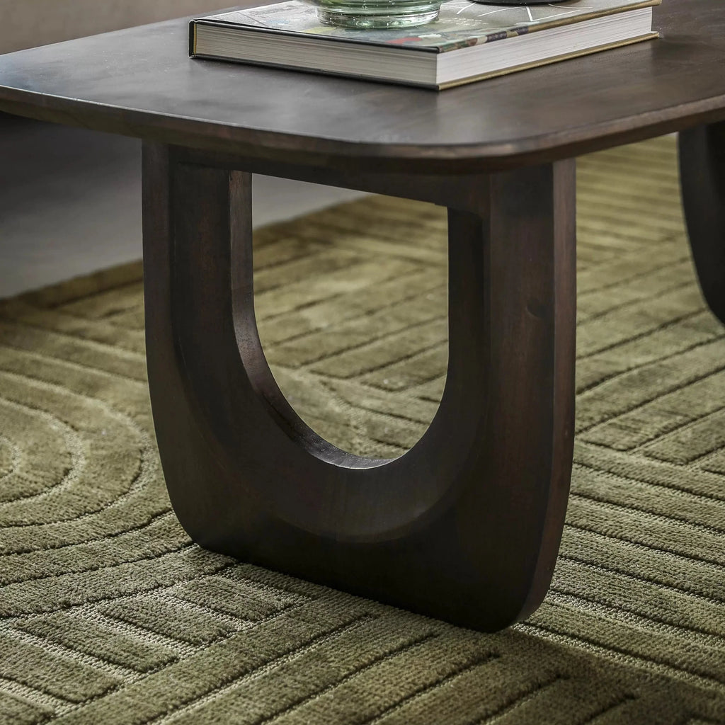Table basse en manguier foncé d'inspiration années 70 avec pieds en forme de U