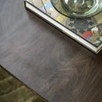 Table basse en manguier foncé d'inspiration années 70 avec pieds en forme de U