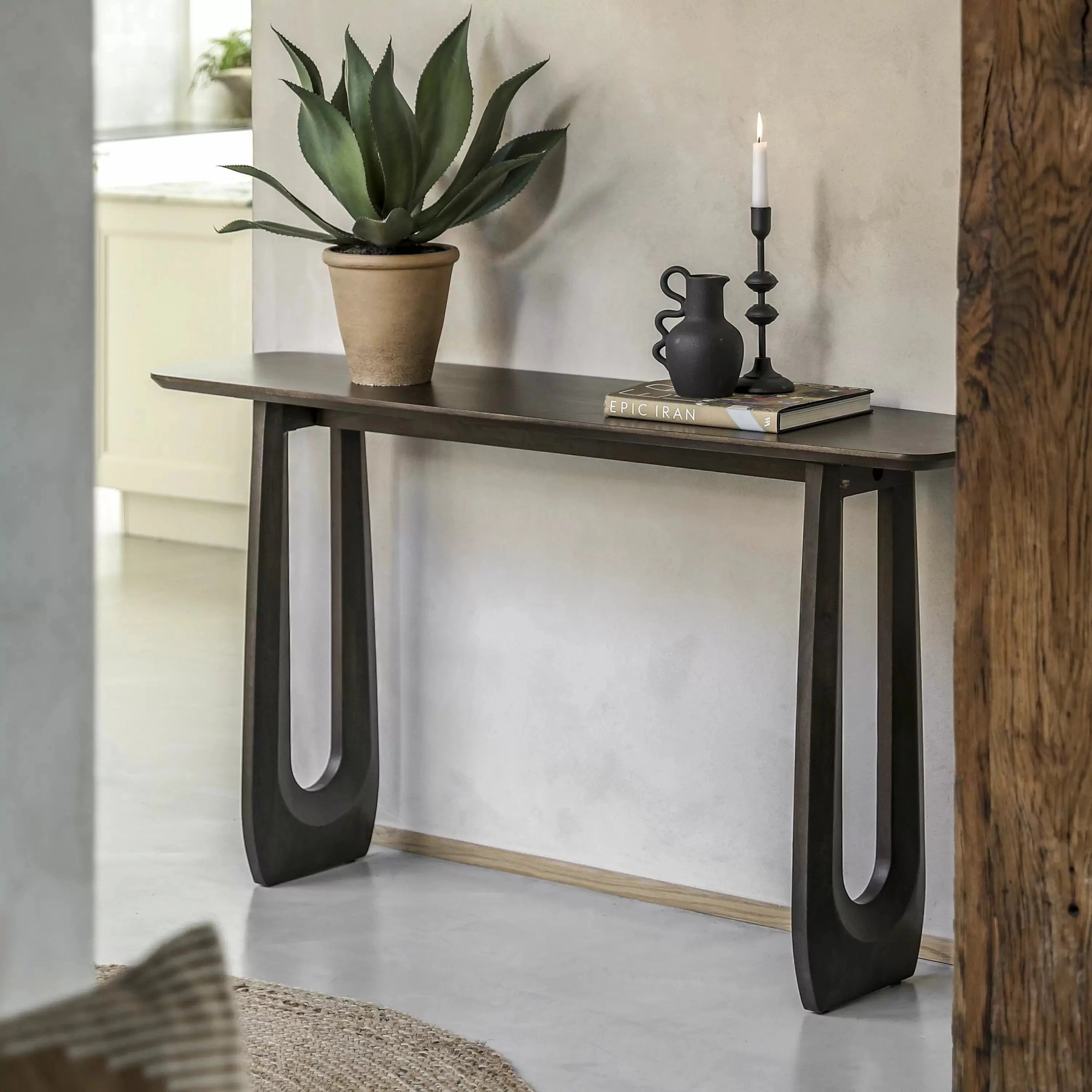 Console en bois de mangue foncé d'inspiration années 70 avec pieds en U