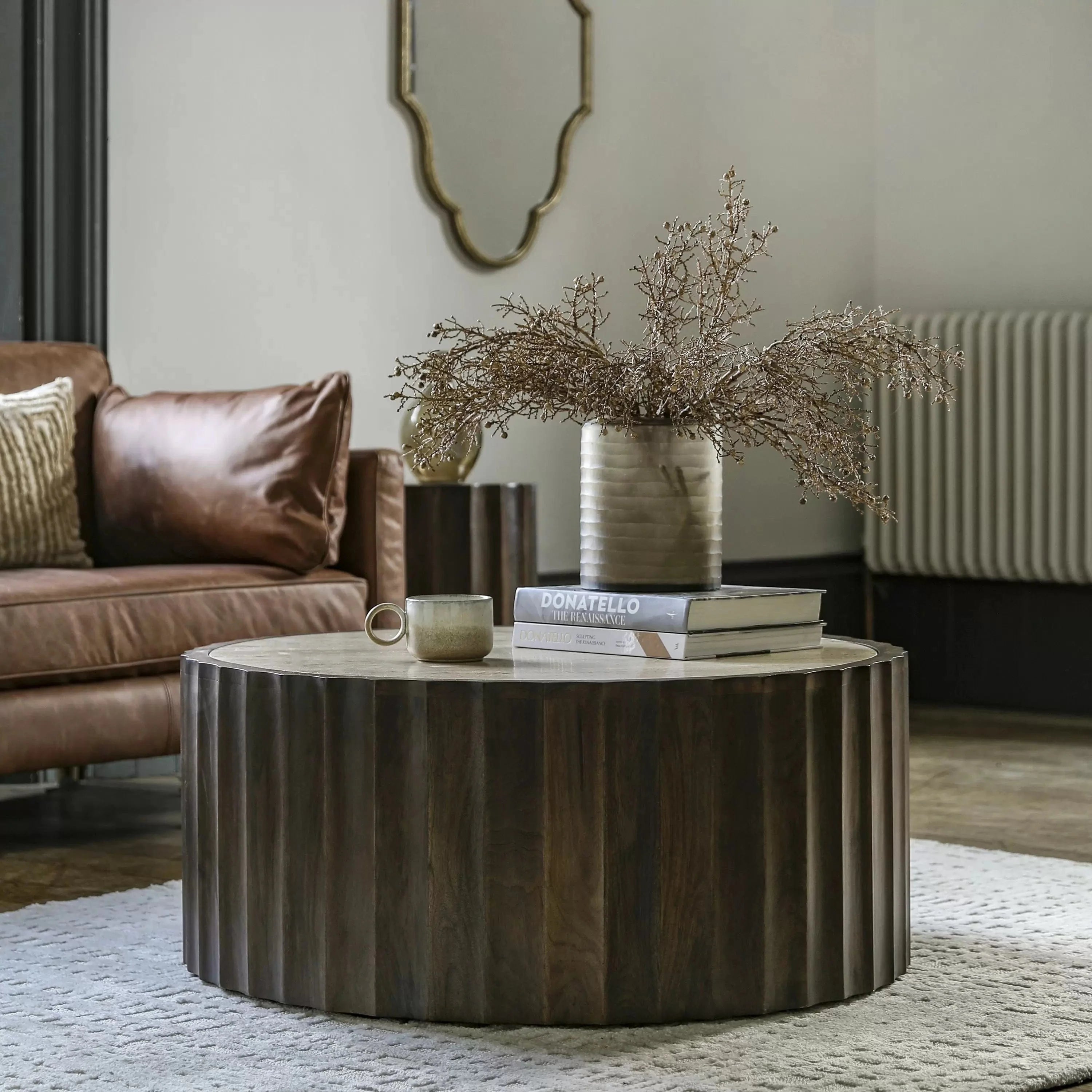 Table basse ronde en travertin avec base cylindrique en bois de manguier