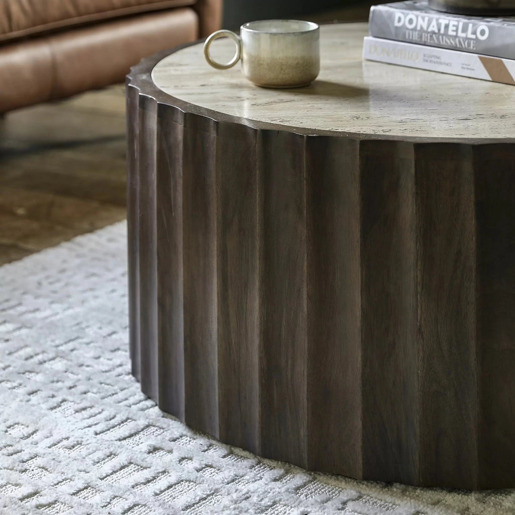 Table basse ronde en travertin avec base cylindrique en bois de manguier