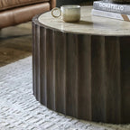 Table basse ronde en travertin avec base cylindrique en bois de manguier