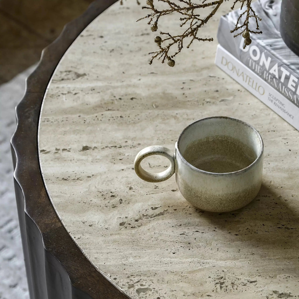 Table basse ronde en travertin avec base cylindrique en bois de manguier