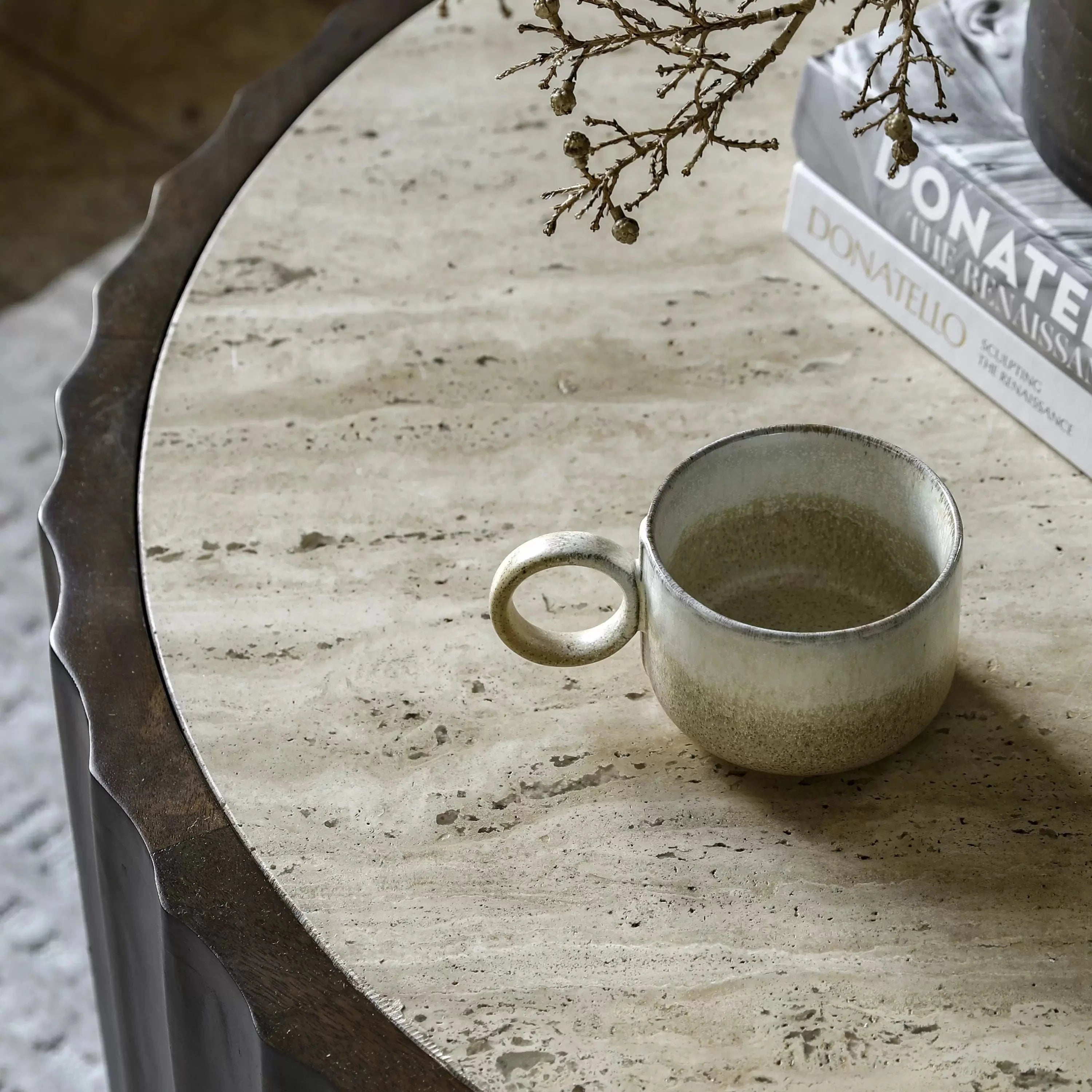 Table basse ronde en travertin avec base cylindrique en bois de manguier