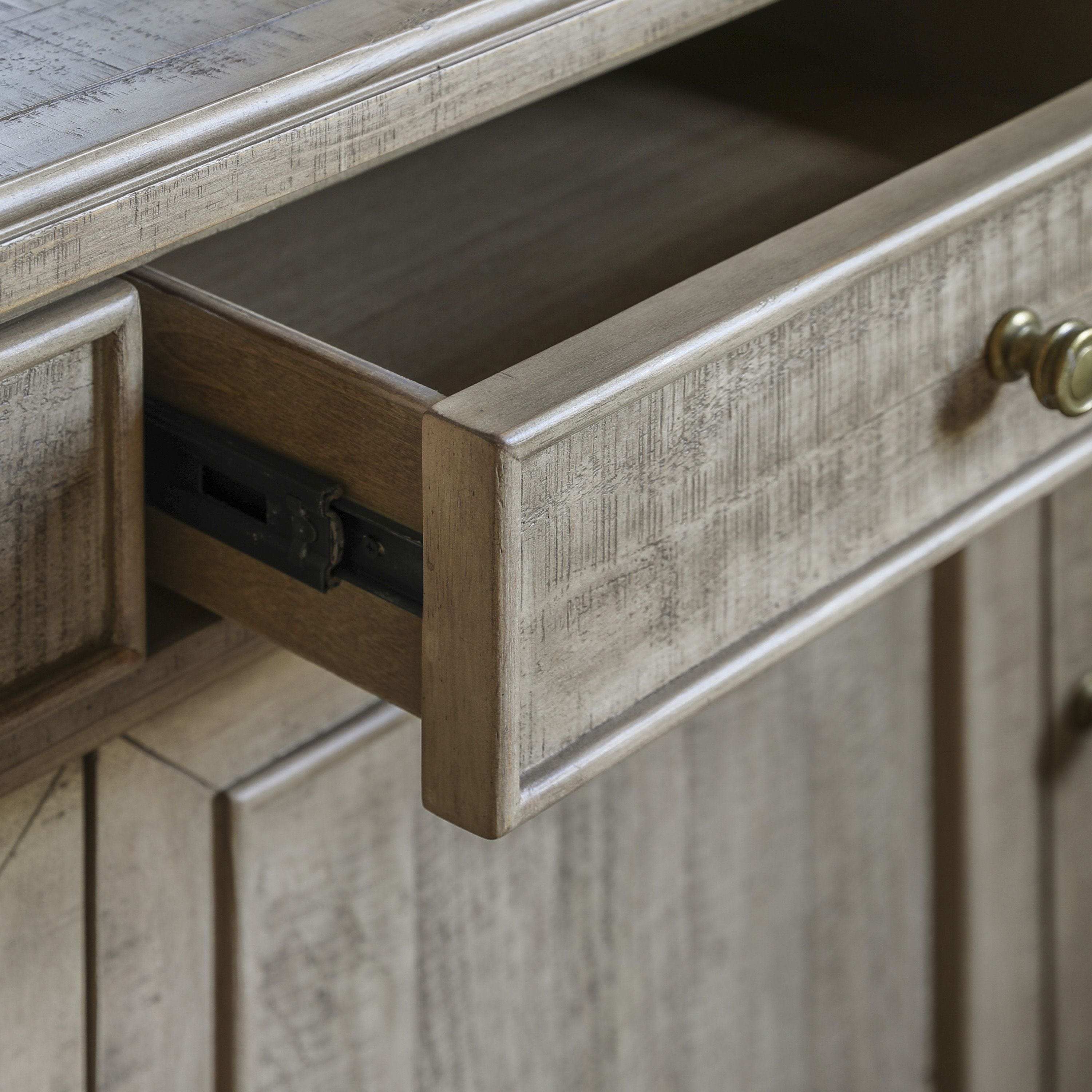 Bahut 3 portes et 3 tiroirs en pin avec finition en bois scié