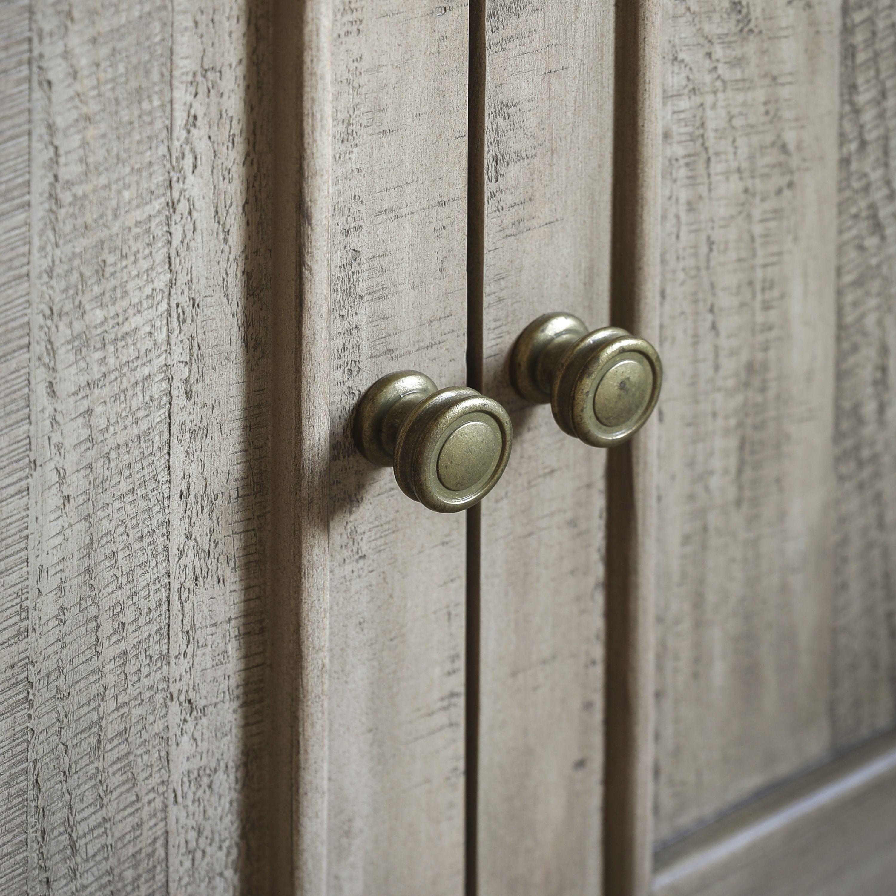 Bahut 3 portes et 3 tiroirs en pin avec finition en bois scié